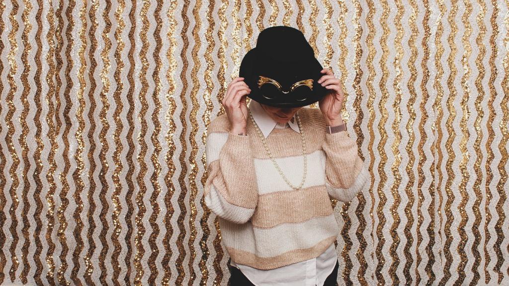 Dalia mit Hut vor der Fotobox